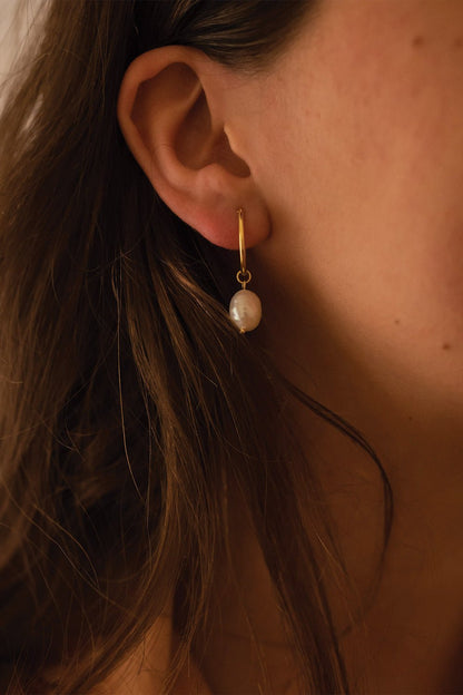 Chunky gold pearl hoops close-up detail – Vessaly