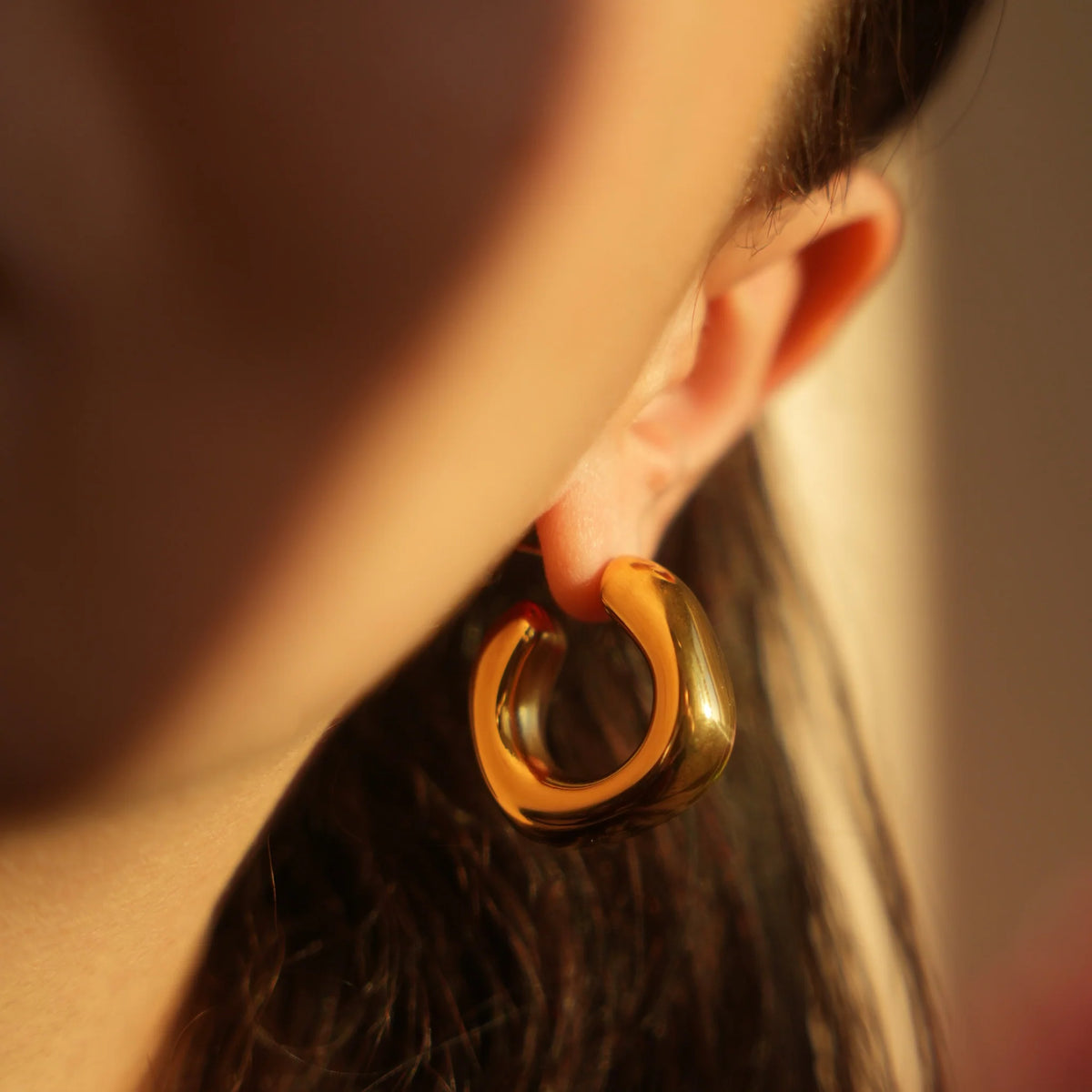 Square hoop earrings studded texture detail – Vessaly