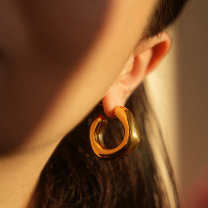 Square hoop earrings studded texture detail – Vessaly