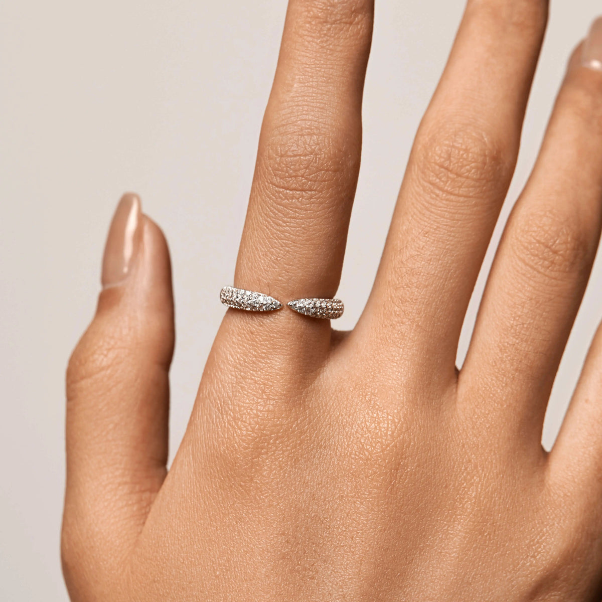 Claw set cubic zirconia ring detail – Vessaly
