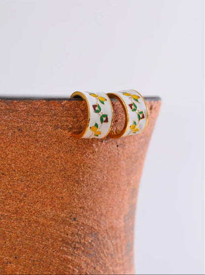 Small botanical gold hoops side view – Vessaly