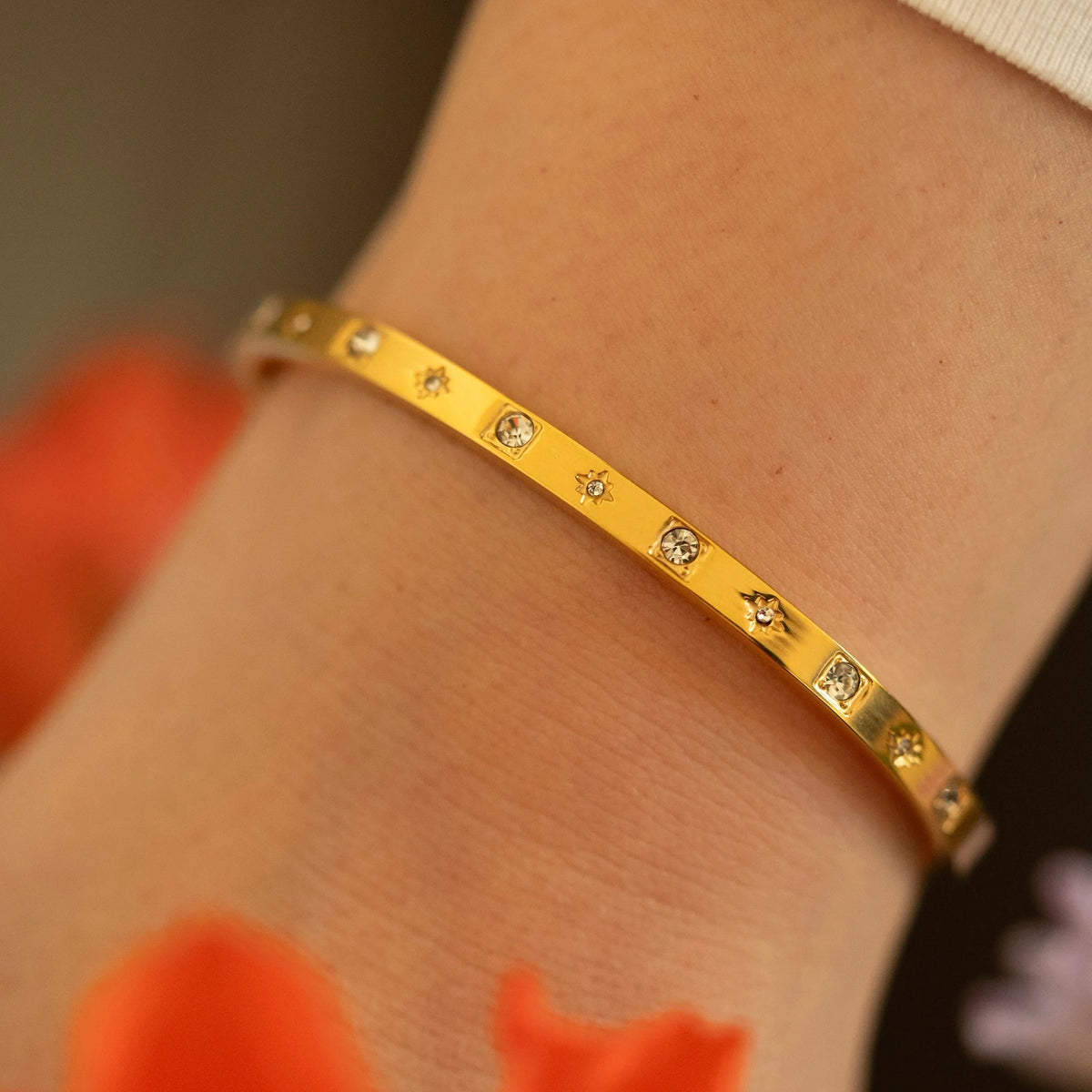 Delicate star-set gold bangle bracelet – Vessaly