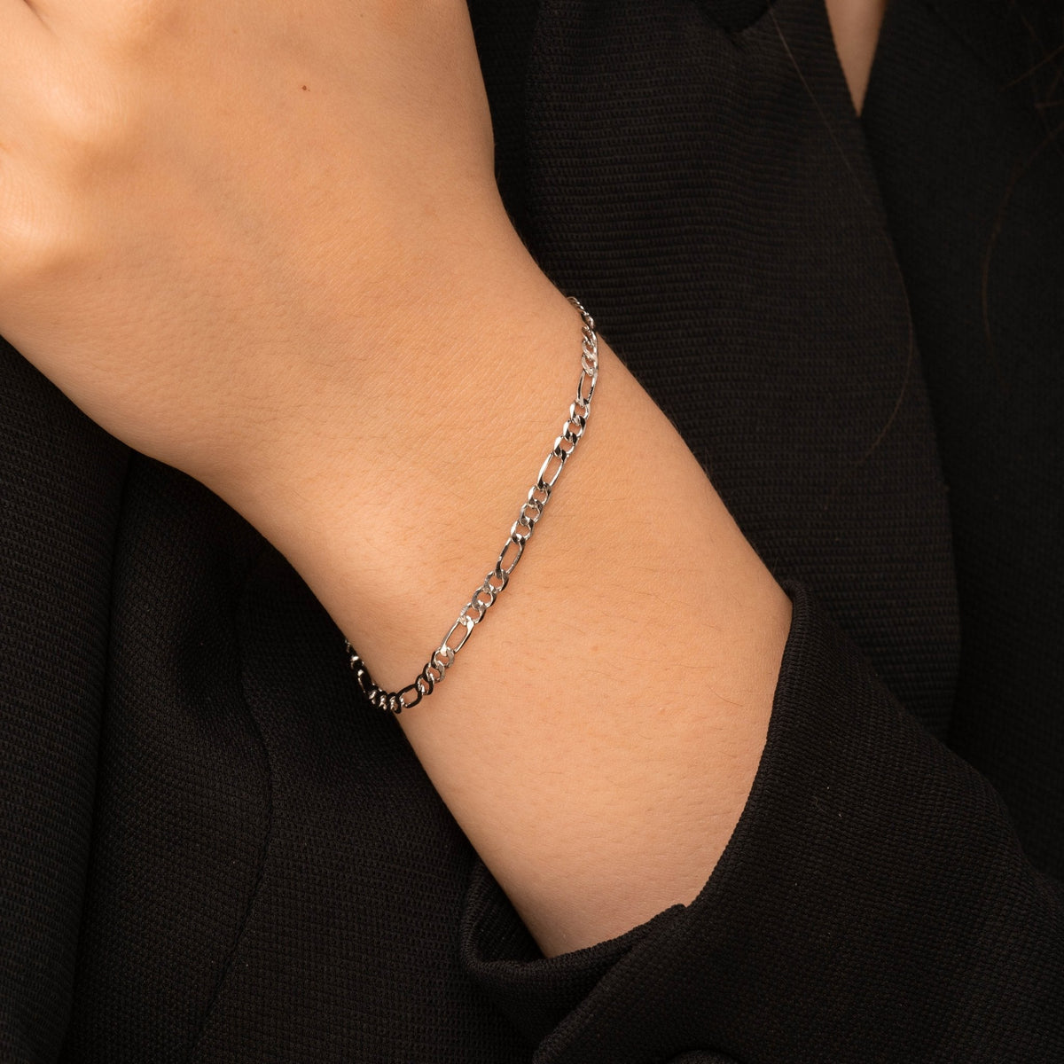 Figaro chain bracelet with lobster clasp detail – Vessaly