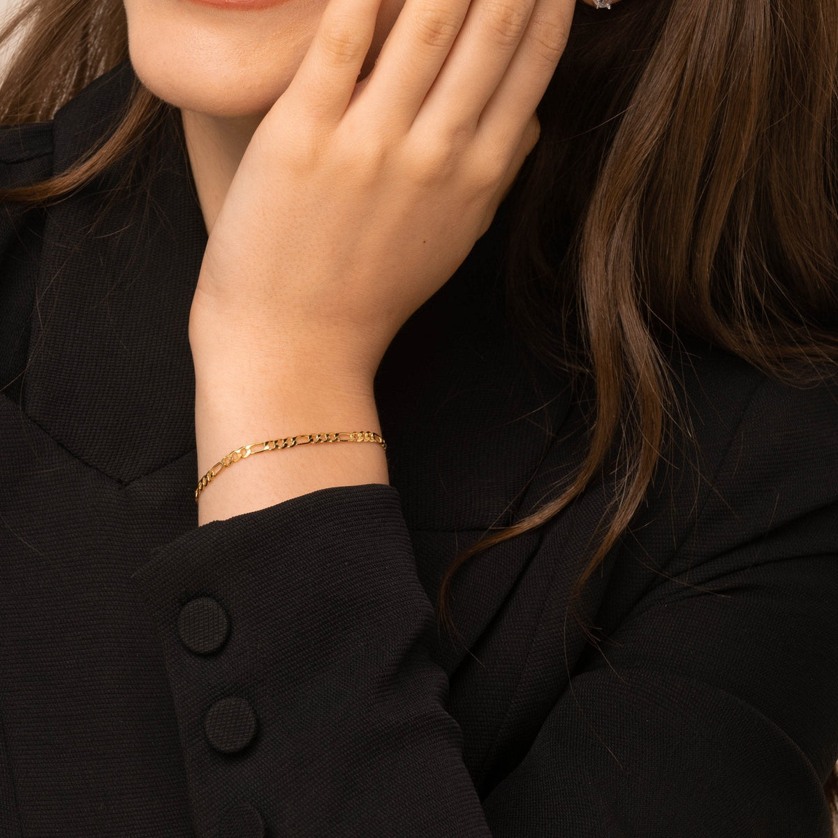 Figaro chain bracelet worn on the wrist – Vessaly