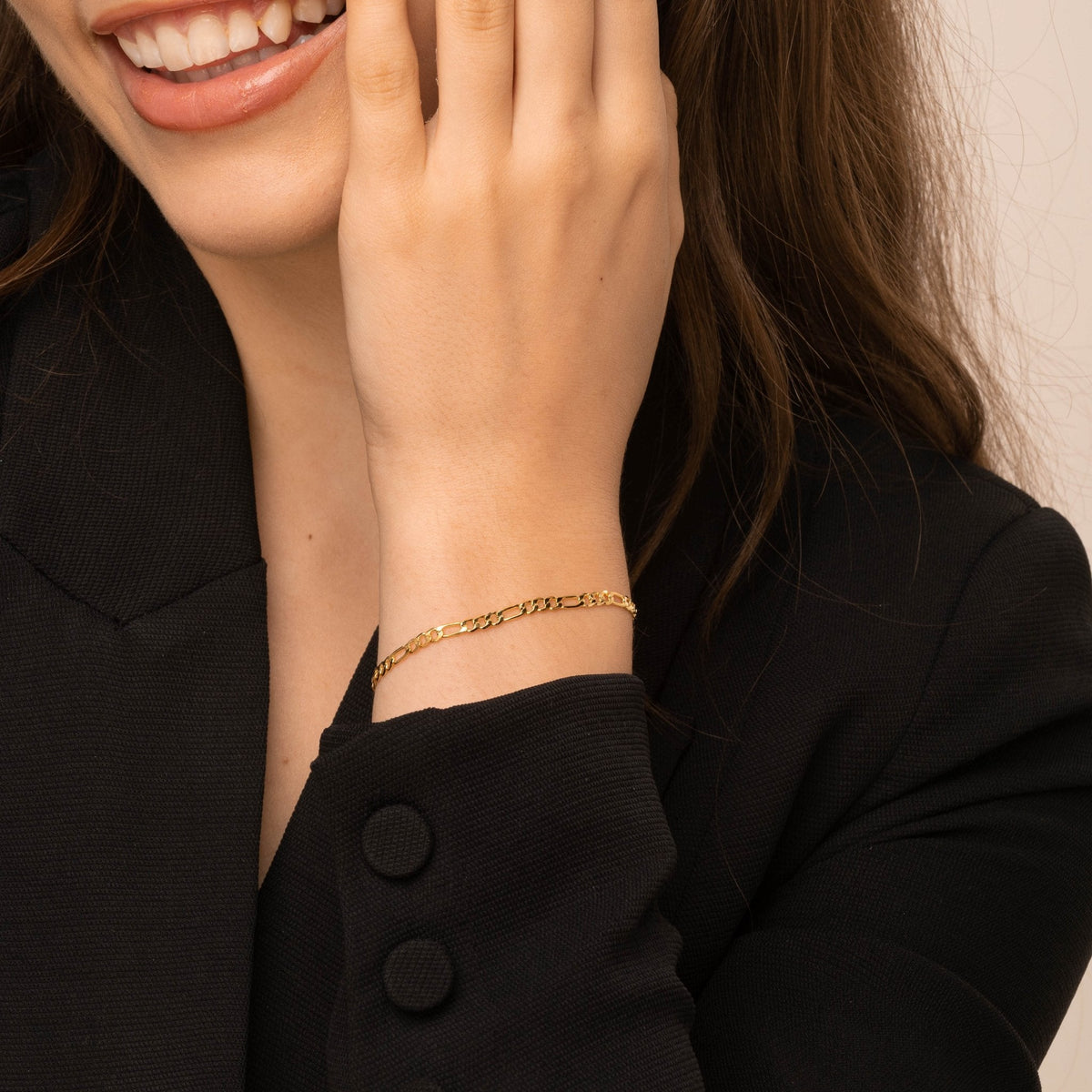 Gold figaro link bracelet close-up – Vessaly