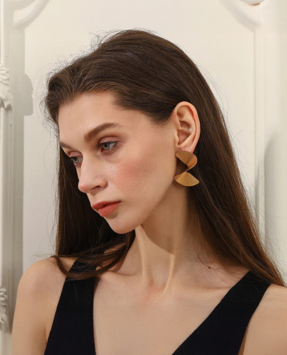 Spiral drop earrings worn on the ear – Vessaly
