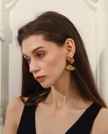Spiral drop earrings worn on the ear – Vessaly