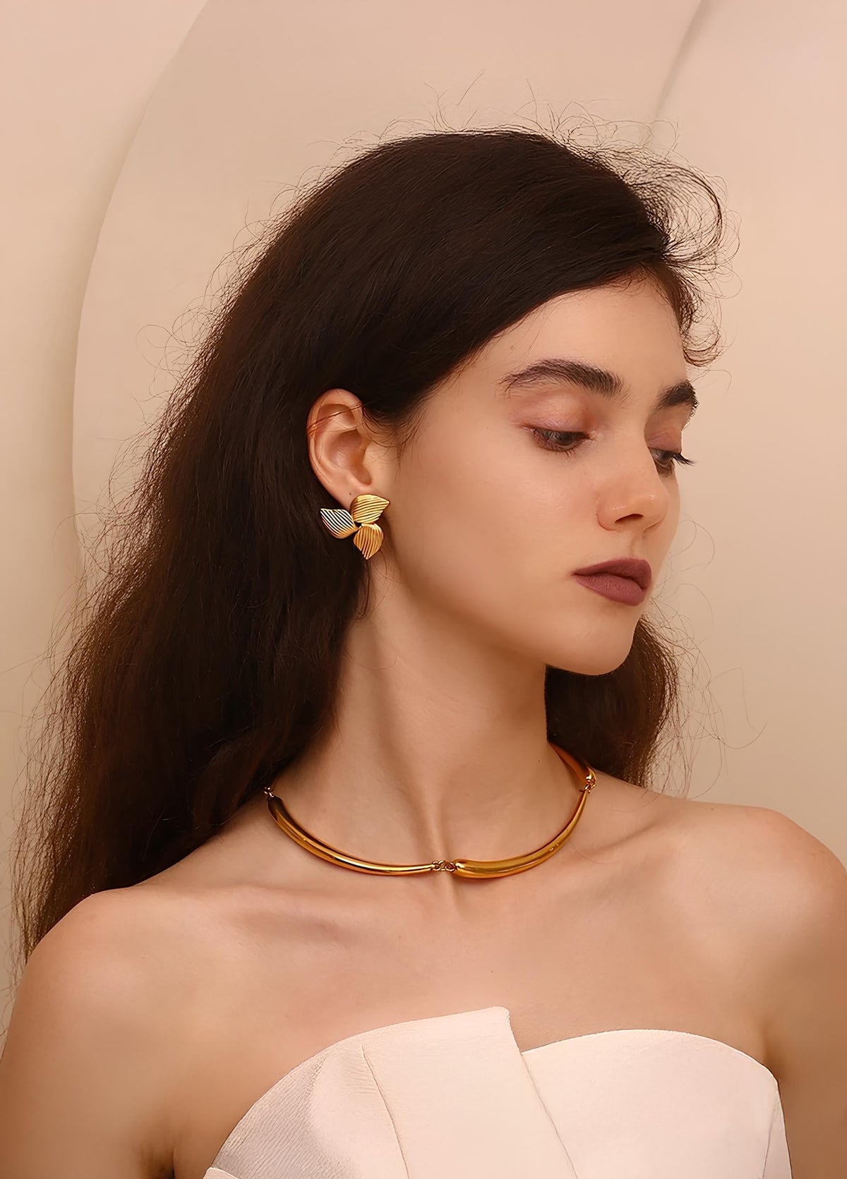 Three petal floral earring detail – Vessaly