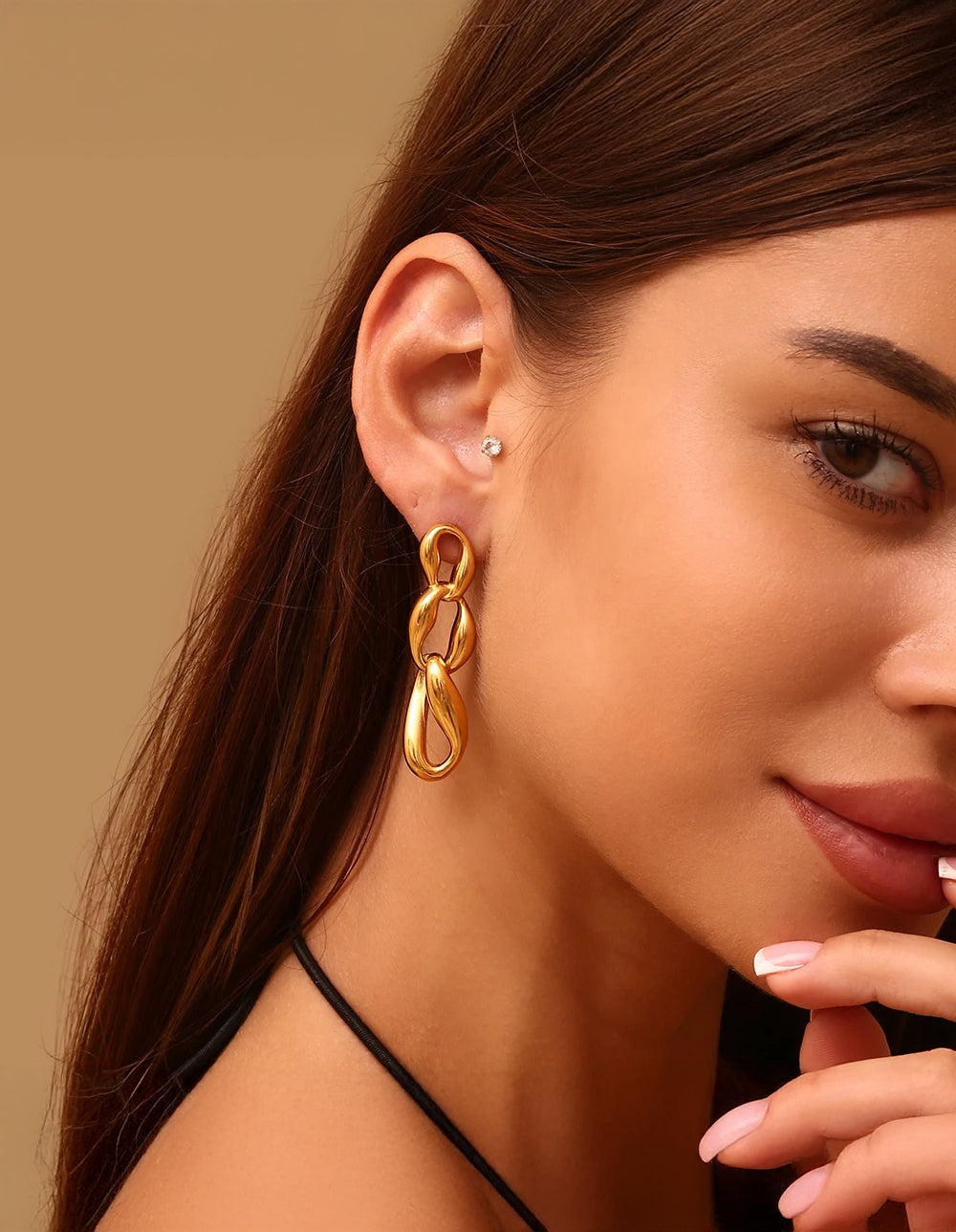 Long gold chain drop earrings detail – Vessaly
