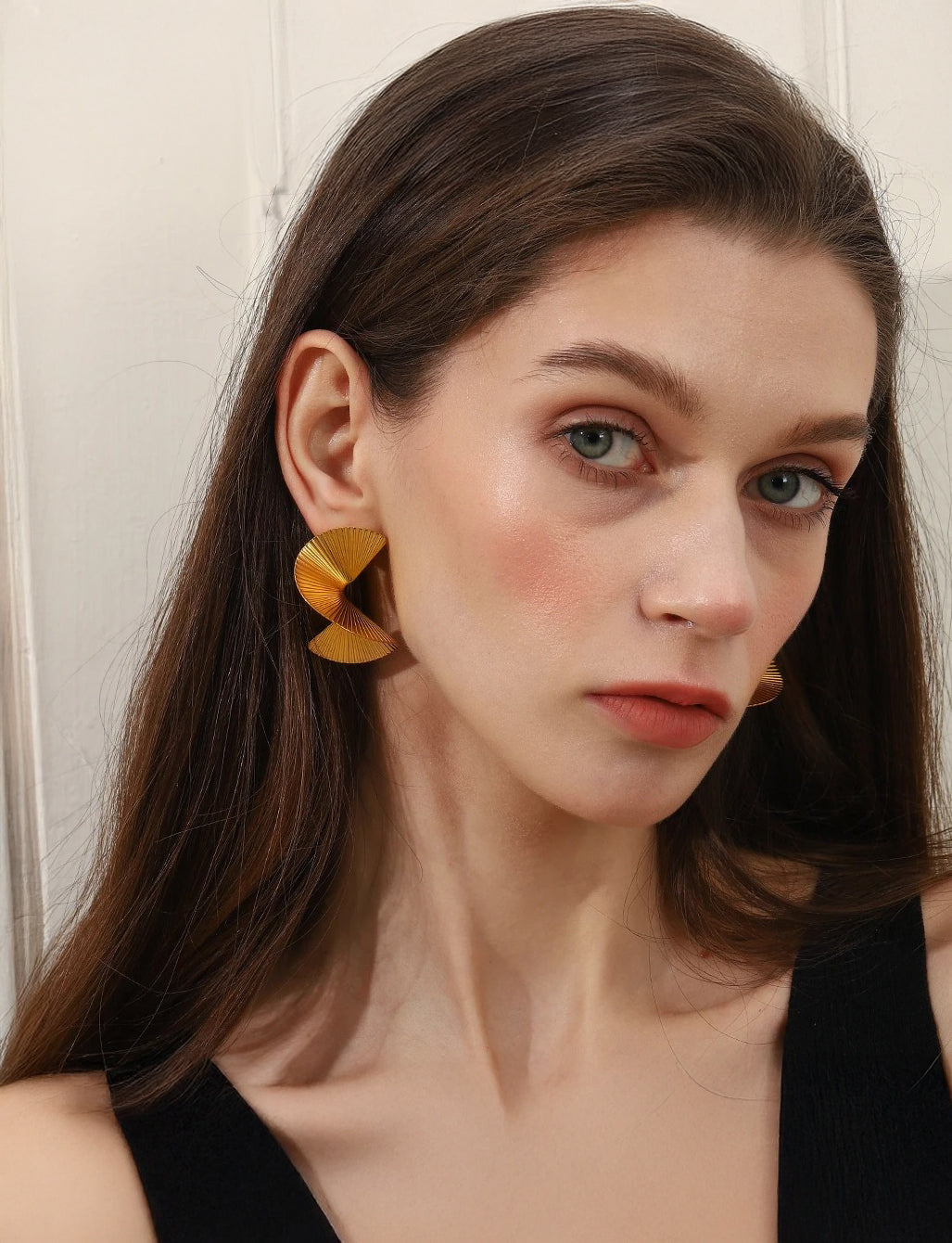Sculptural gold spiral earring detail – Vessaly