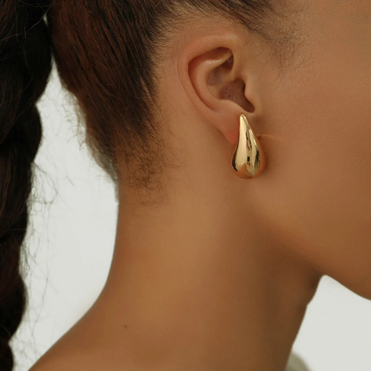 Teardrop drop earrings worn on the ear – Vessaly