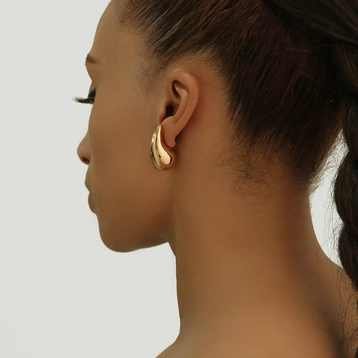 Teardrop earring close-up detail – Vessaly