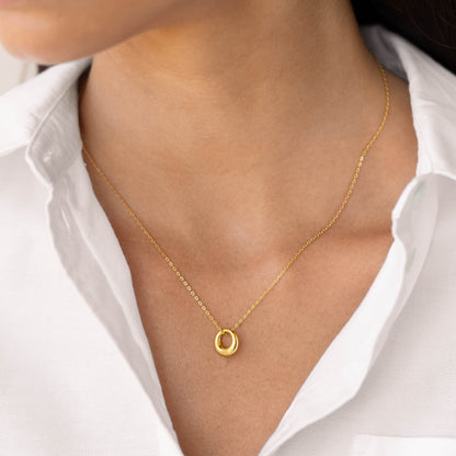 Gold vermeil circle pendant necklace on neckline – Vessaly