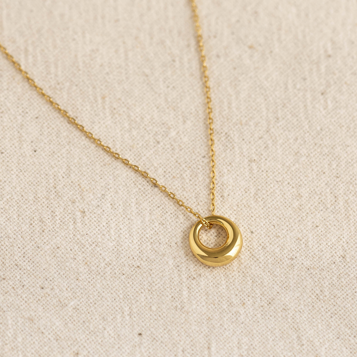 Minimal circle pendant in 18K gold vermeil on cable chain – Vessaly