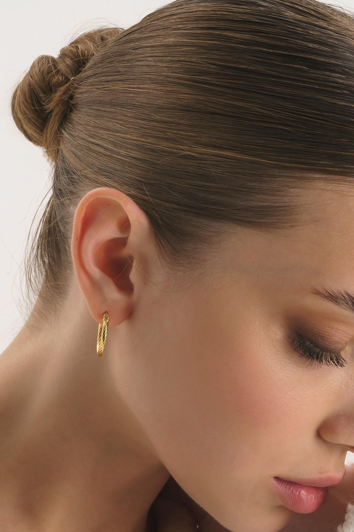 Twisted gold huggie hoop detail – Vessaly
