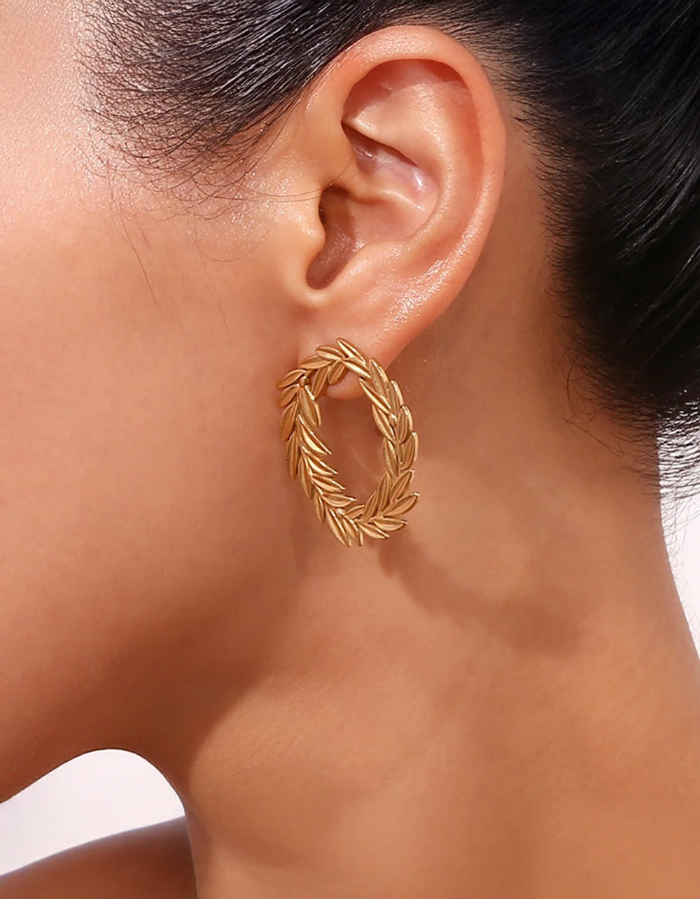Laurel wreath earrings worn on the ear – Vessaly