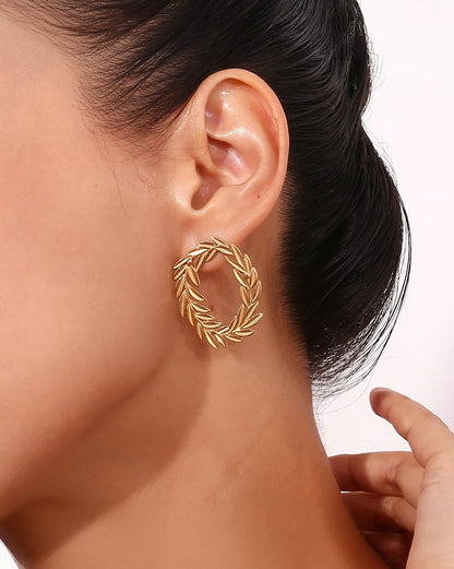 Gold laurel leaf earrings close-up detail – Vessaly