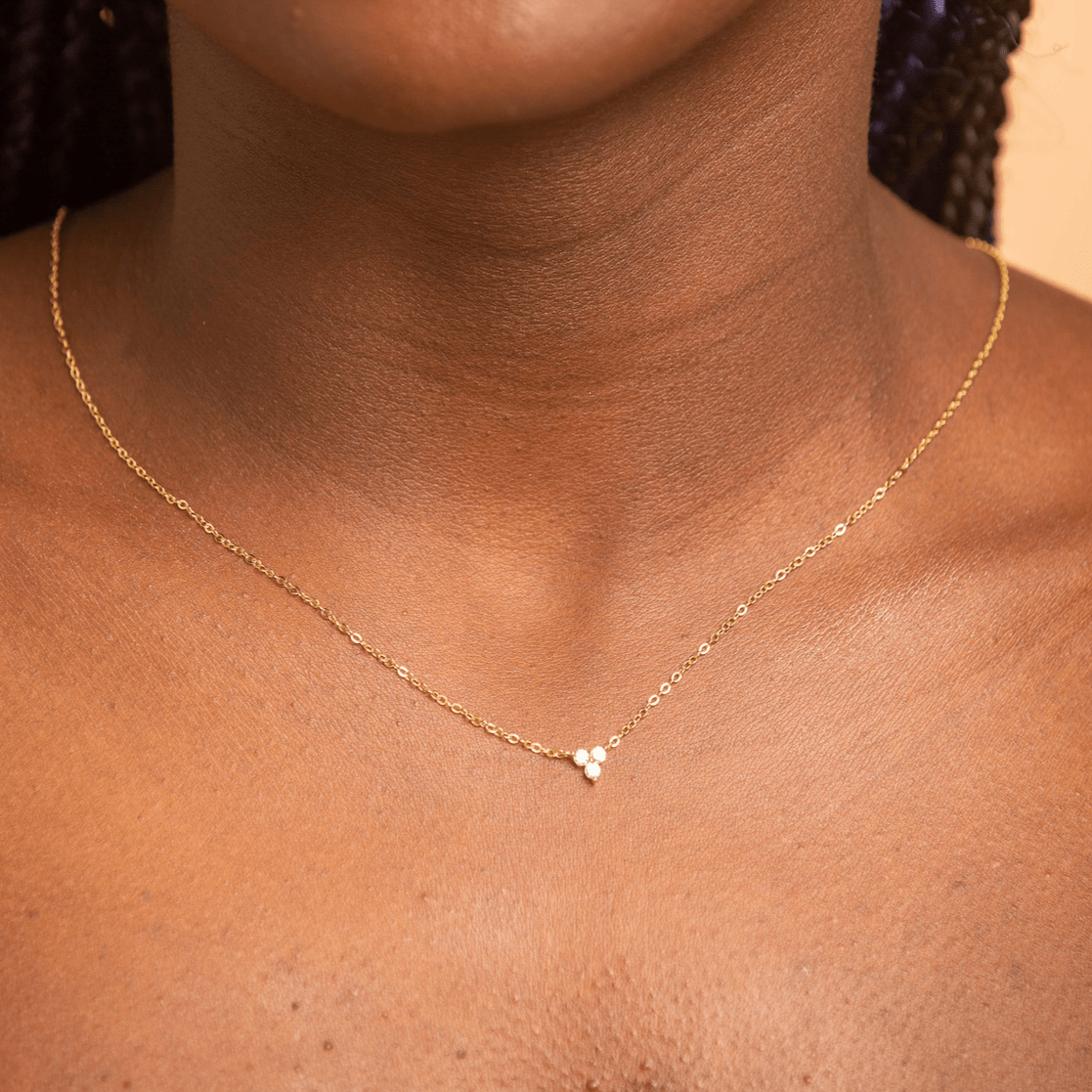 Lotus sapphire pendant close-up in 18K gold vermeil – Vessaly