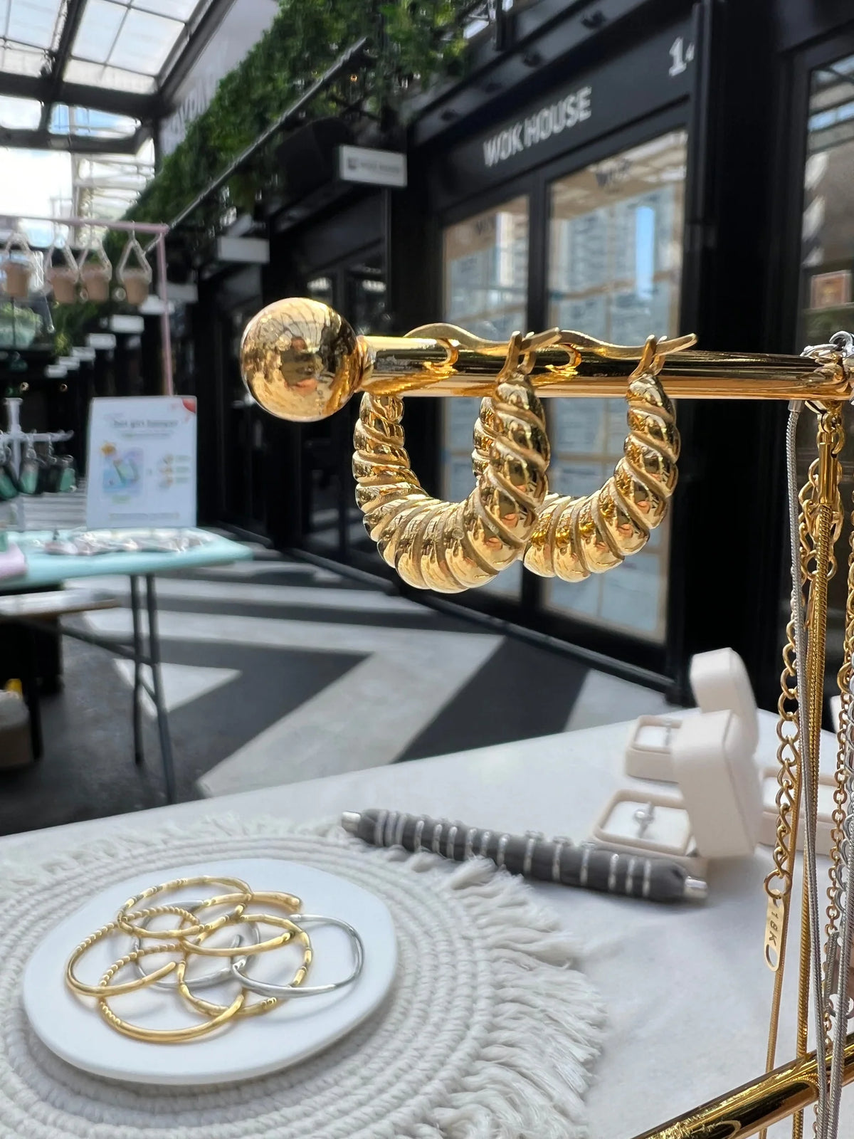 Croissant twist hoop earrings detail – Vessaly