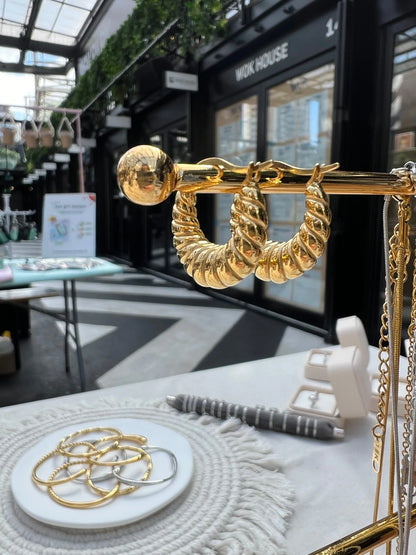 Croissant twist hoop earrings detail – Vessaly