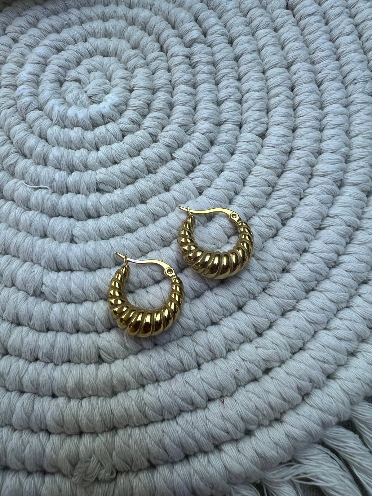 Twisted gold hoop earrings side view – Vessaly