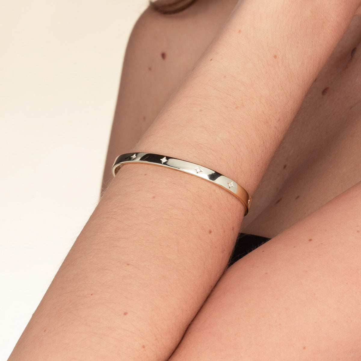 Star detail on open cuff bracelet – Vessaly