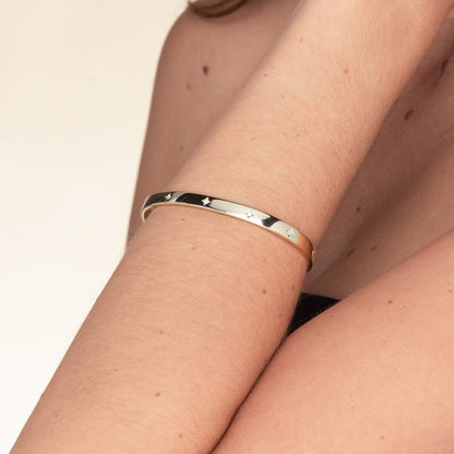 Star detail on open cuff bracelet – Vessaly