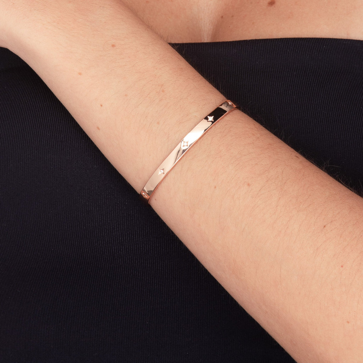 Gold star bangle variation E, polished detail
