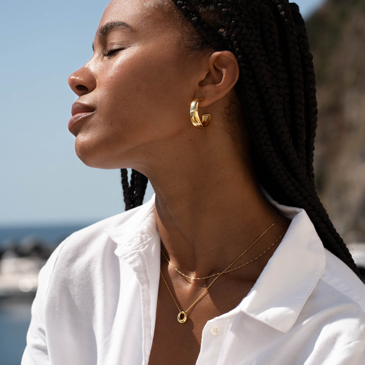 18K gold vermeil circle pendant necklace side angle – Vessaly