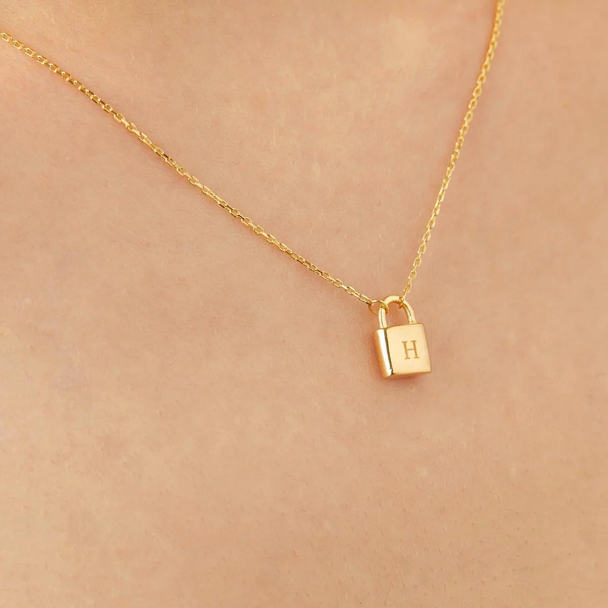 Personalized padlock initial pendant necklace – Vessaly