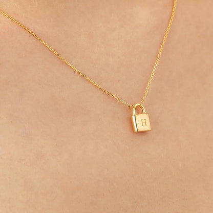 Personalized padlock initial pendant necklace – Vessaly