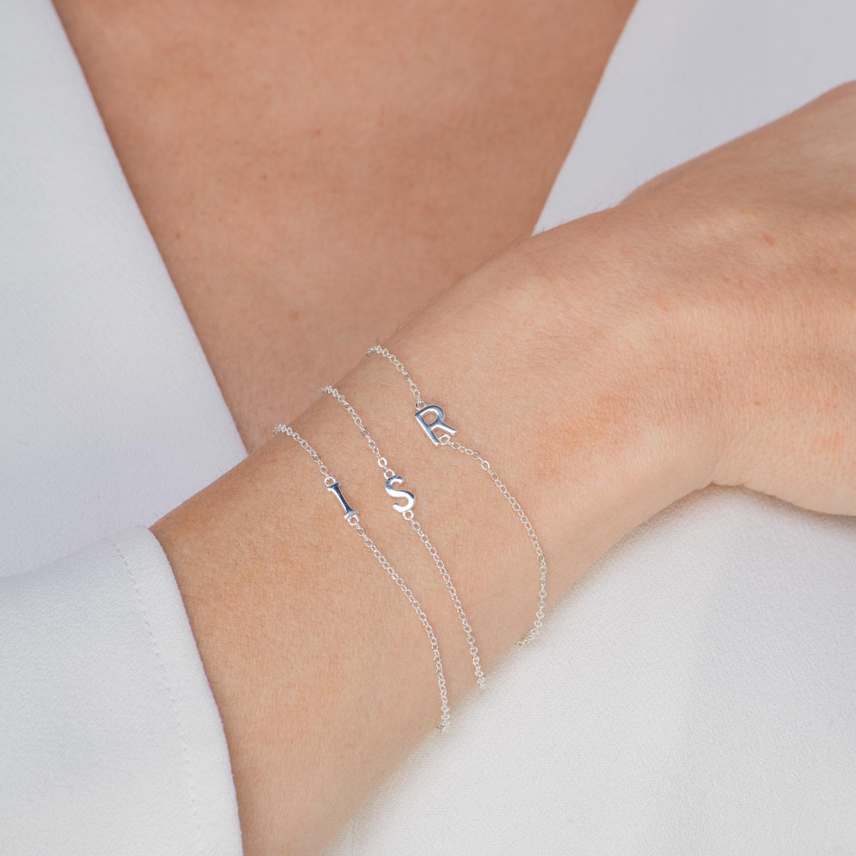 Silver sideways initial bracelet – Vessaly
