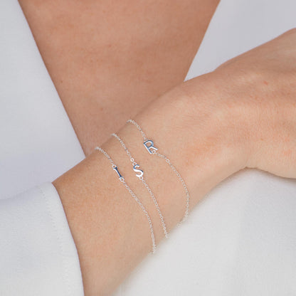 Silver sideways initial bracelet – Vessaly