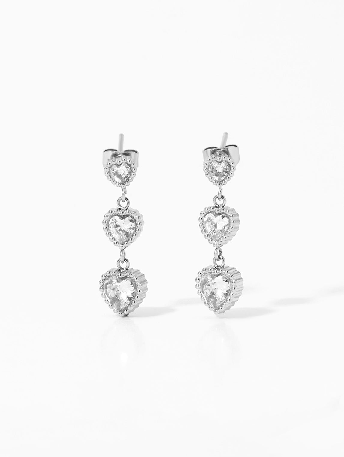 Cascading gold heart earrings – texture detail