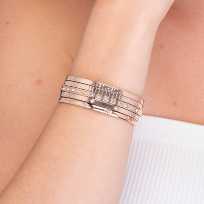 Clover hinged bangle opening detail – Vessaly