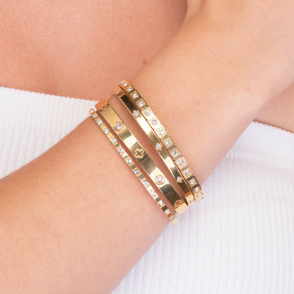 Clover bangle bracelet close-up zirconia detail – Vessaly