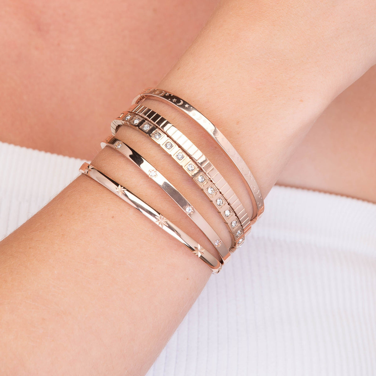 Hinged clover bangle worn on the wrist – Vessaly