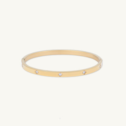 Clover zirconia hinged bangle bracelet in gold – Vessaly