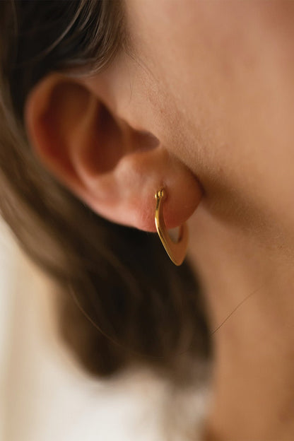 Angular geometric gold hoop detail – Vessaly