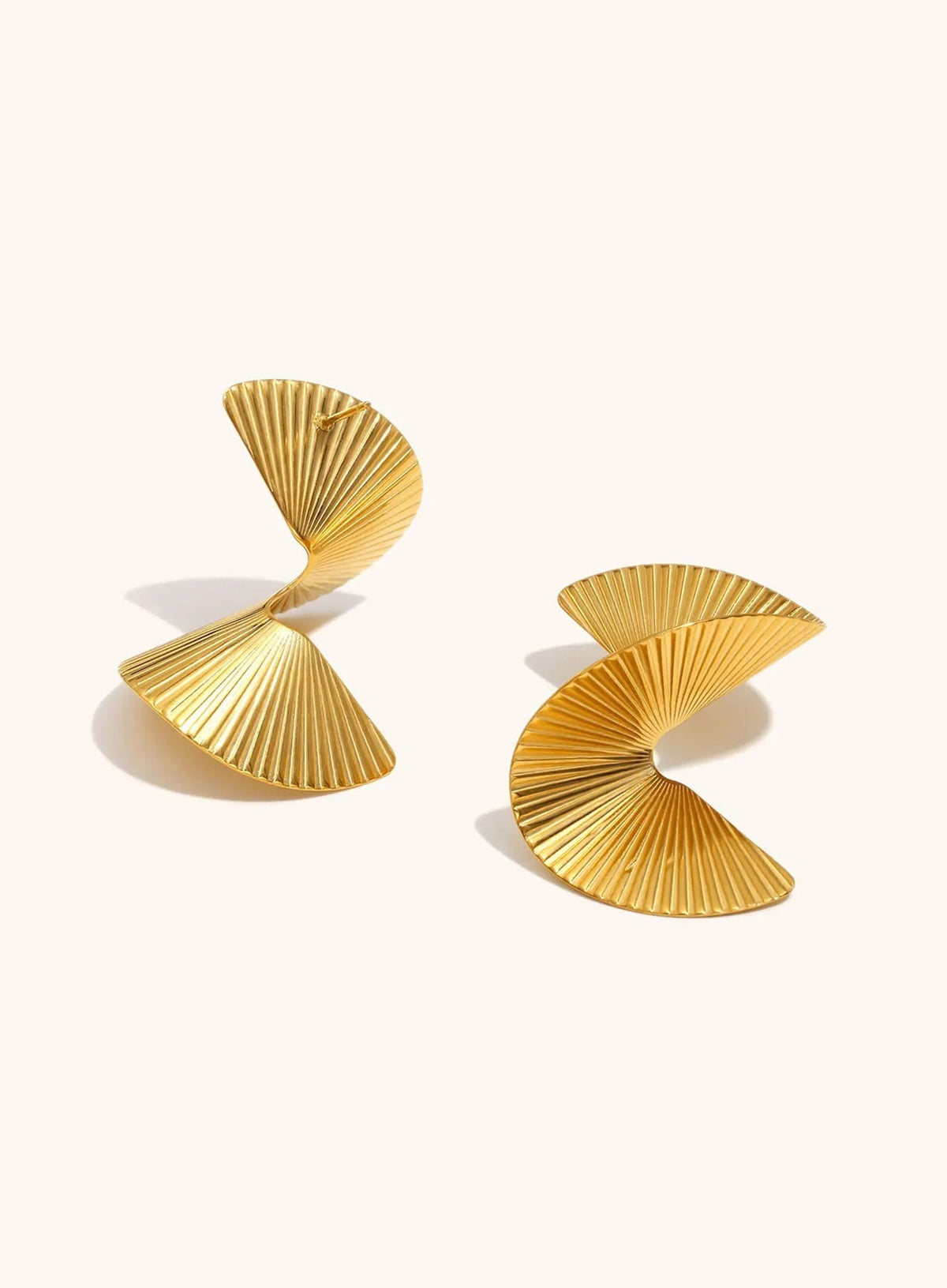 Golden wave sculptural earrings side view – Vessaly