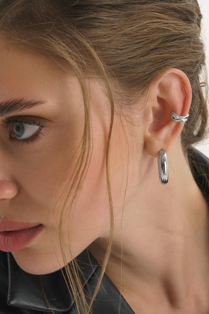 Minimalist silver ear cuff – close-up detail