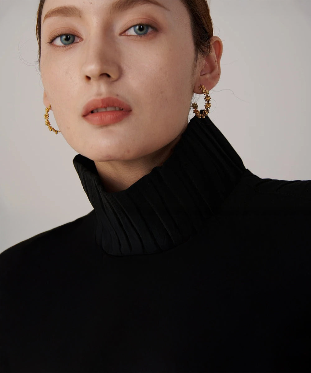 Flower detail on gold hoop earrings – Vessaly