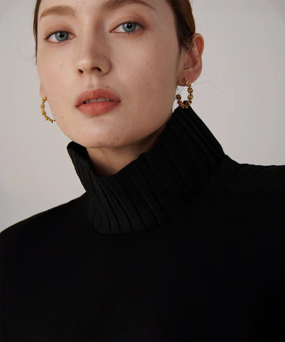 Flower detail on gold hoop earrings – Vessaly